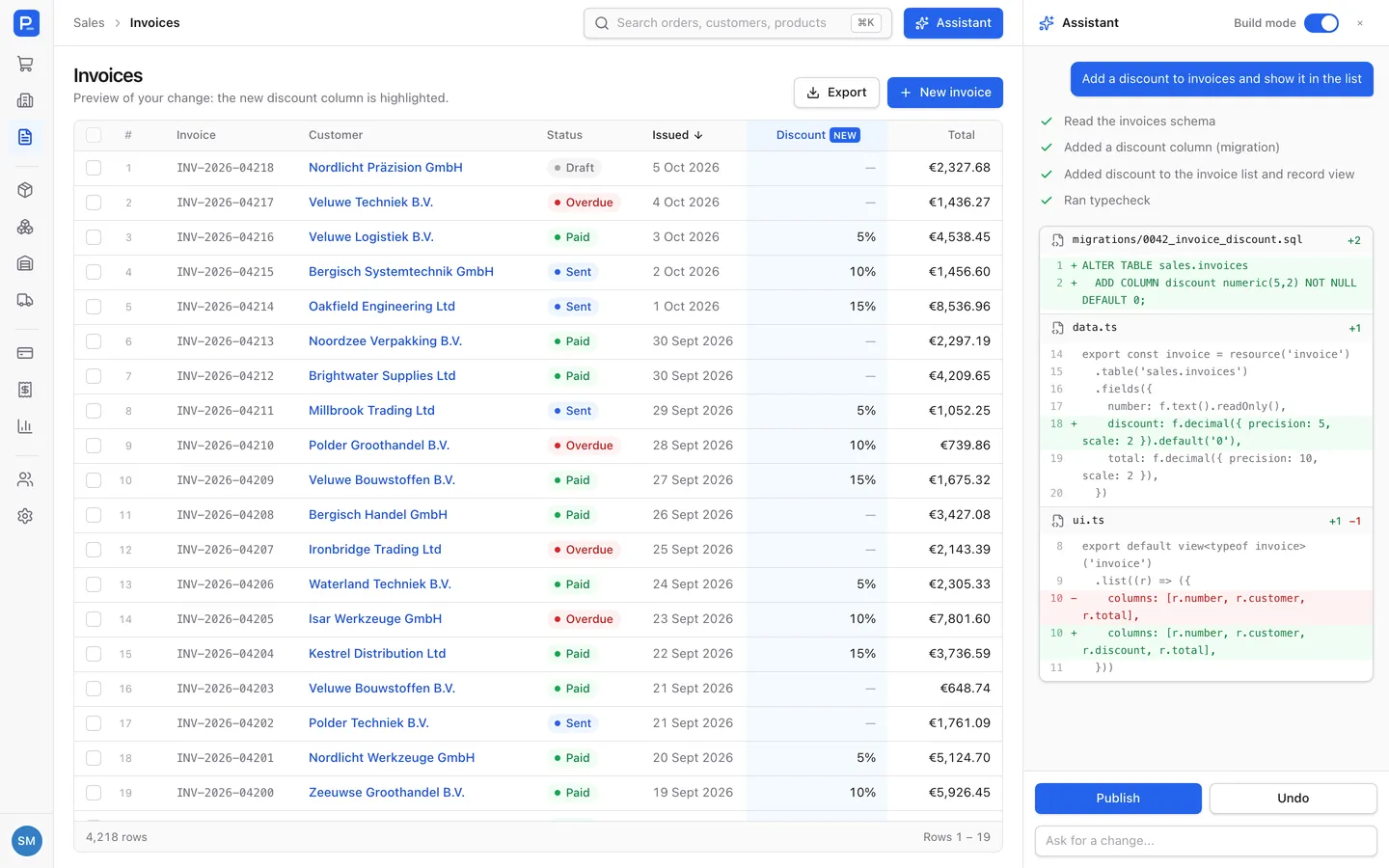 The invoices list with the assistant panel open and the new discount column highlighted.